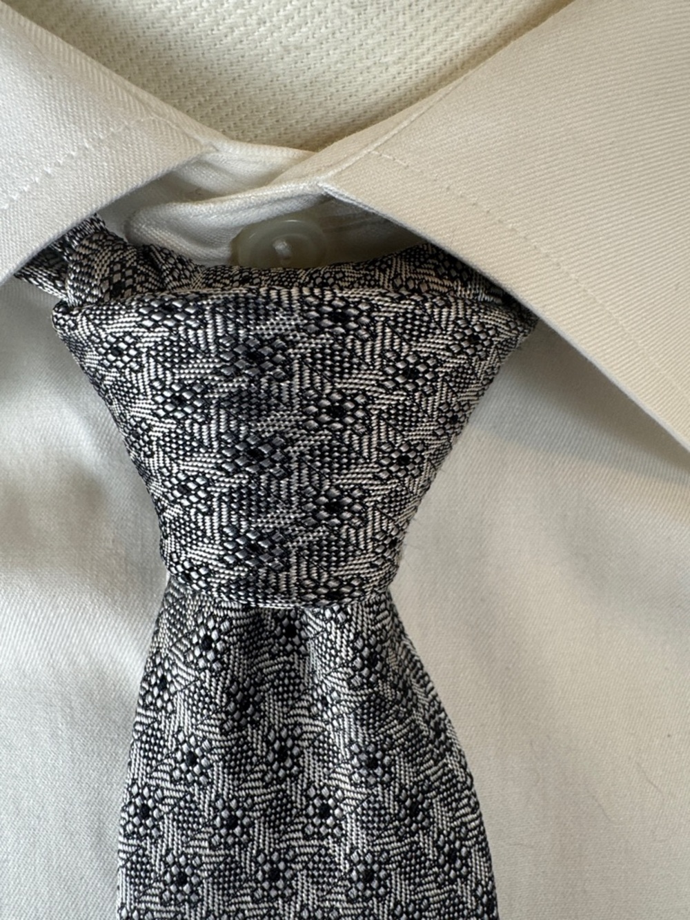 Brooks Brothers Men’s Necktie Gray with Blue Geometric Design 100% Silk USA